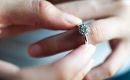 How to choose a diamond engagement ring for your husband